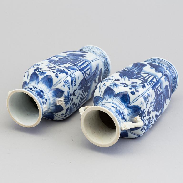 A pair of chinese Kangxi vases, 1662-1722.