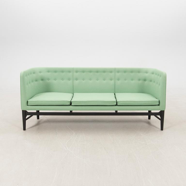 Arne Jacobsen & Fleming Lassen, soffa, ”Mayor AJ5” &Tradition Danmark 2000-tal.
