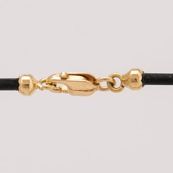 Hänge på latex, 18K med briljanter ca 0,03 ct, längd ca 40 cm, hänge ej avtagbart.