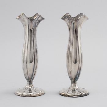 VASER, ett par silver, Tyskland, omkring 1900-talets mitt.