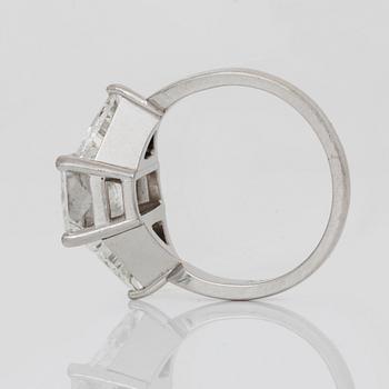 A radiant-cut diamond, 3.01 cts ring. Flanked by two triangular cut-diamonds, 0.50 ct each. E/VS2, certificate from HRD.