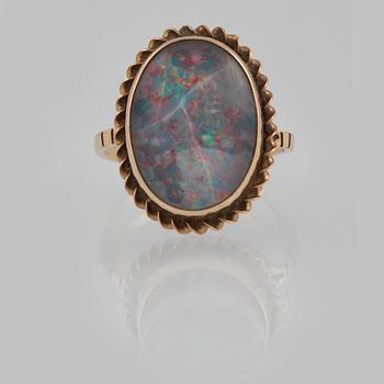 RING, 8K guld med cabochonslipad opal, troligtvis Rolason Brothers, Birmingham, 1862. Vikt 4,2 gram.