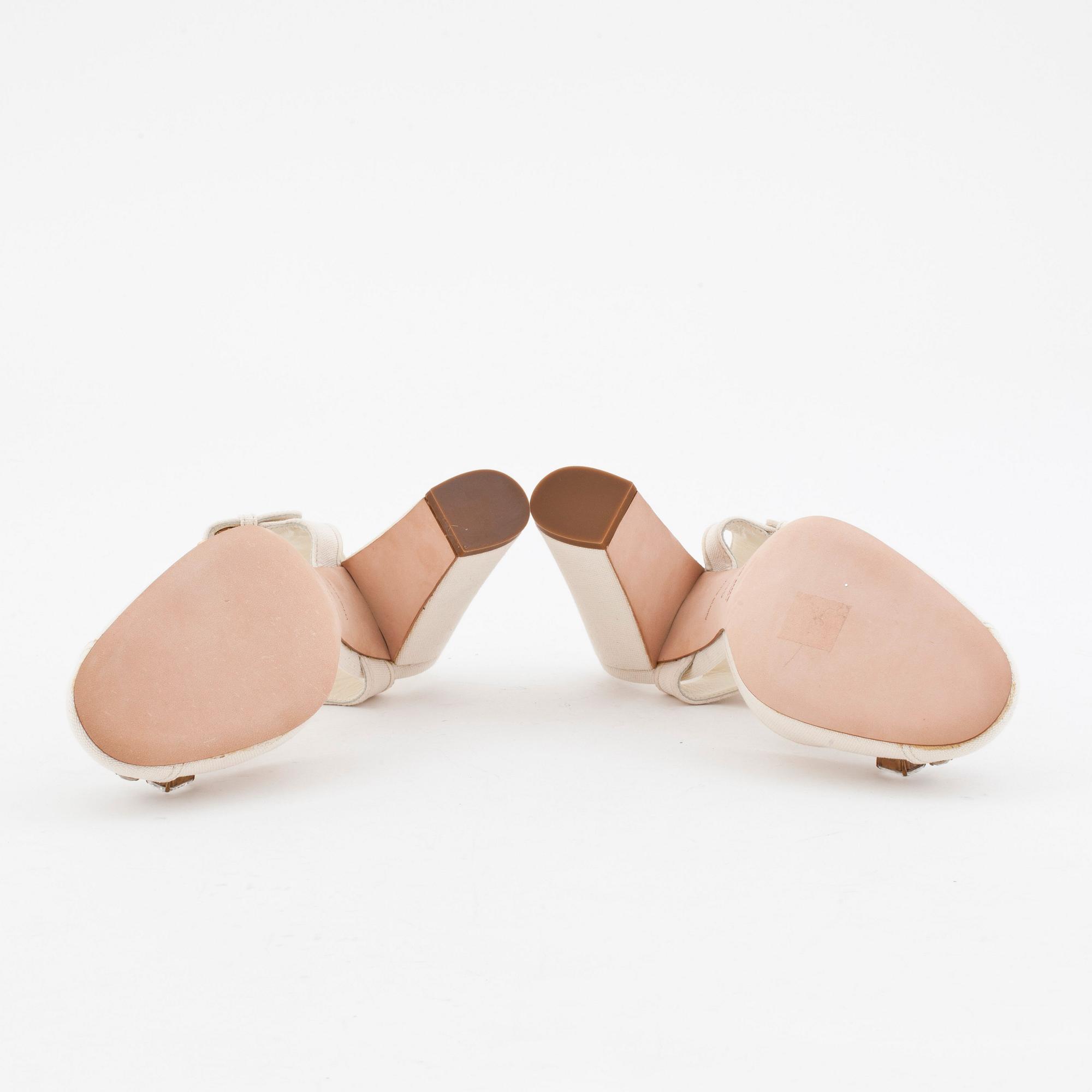 MIU MIU, ett par sandaletter.