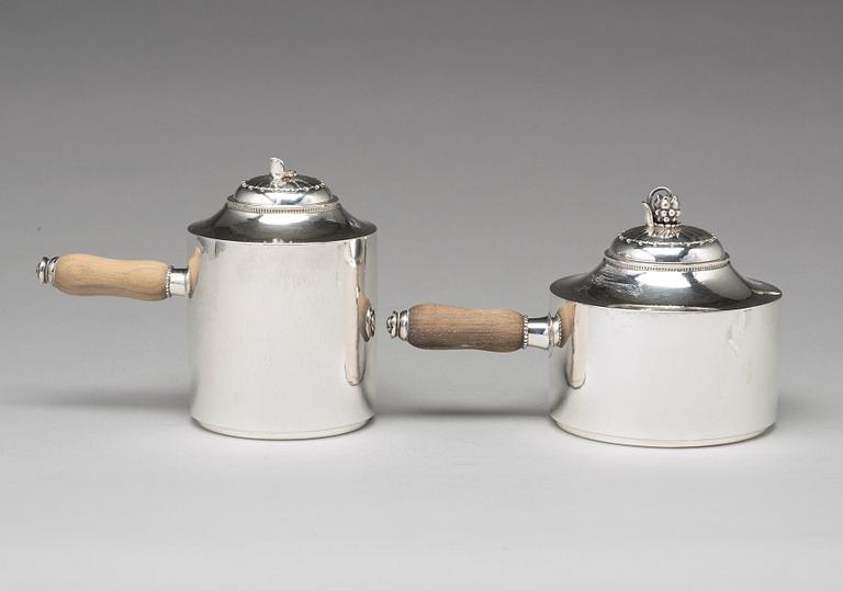 Georg Jensen, a set of five pieces tea and coffee service with a tray, Argenterie d'Art de Georg Jensen, Copenhagen, ca 1930-38.