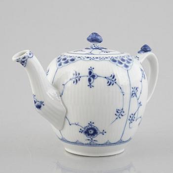 A 'Blue Fluted half lace' / 'Musselmalet' porcelain teapot, Royal Copenhagen, model 259, post 1923.