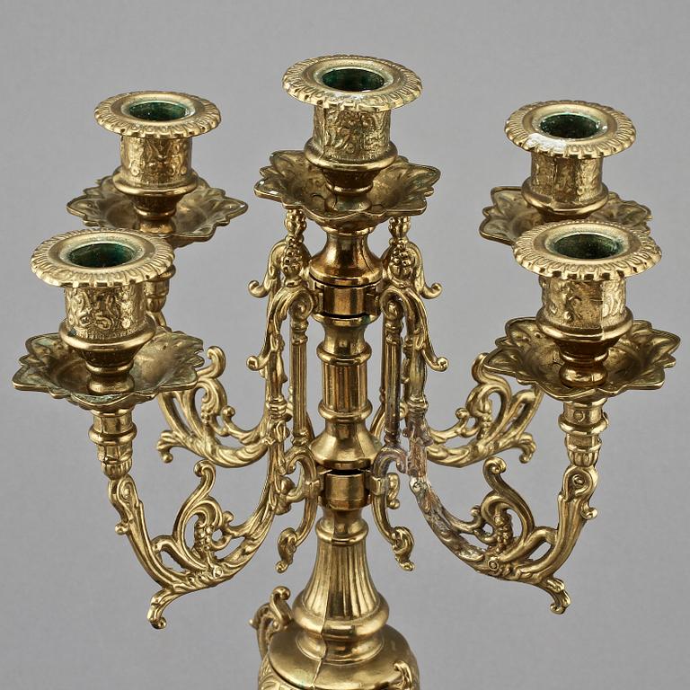 KANDELABRAR, ett par, gulmetall, Louis XV-stil, 1900-tal.