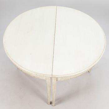 An extendable dining table in Gustavian style from the latter half of the 20th century.