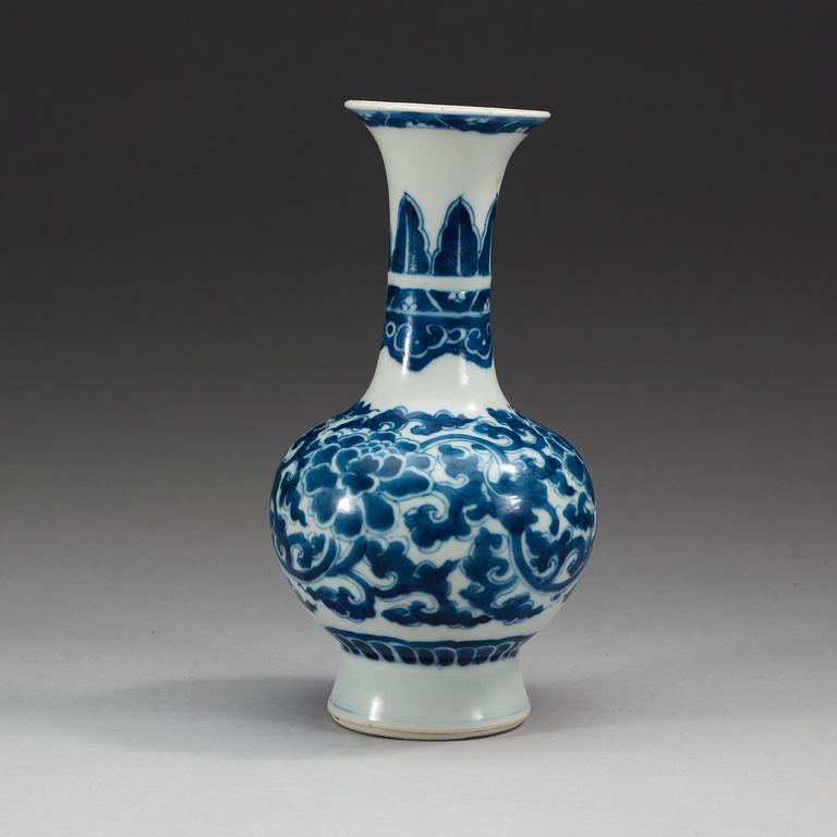 VAS, porslin. Qing dynastin, Kangxi (1662-1722).