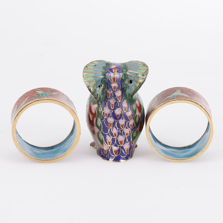 FIGUR samt SERVETTRINGAR, 3 delar cloisonné, 1900-tal.