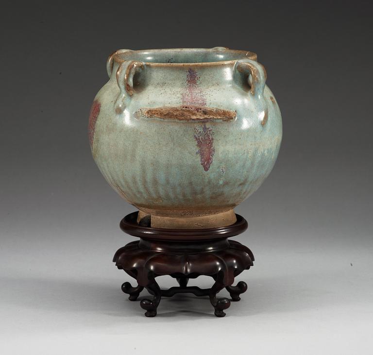 A large Chün-glazed jar, Song dynasty (960-1279).