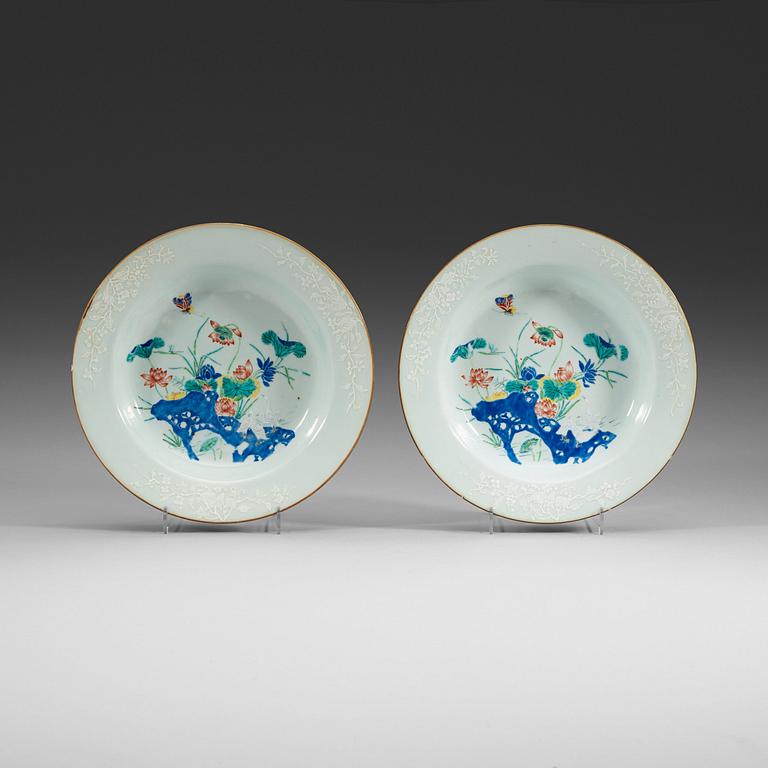 A pair of deep dishes, Qing dynasty, 18th century.