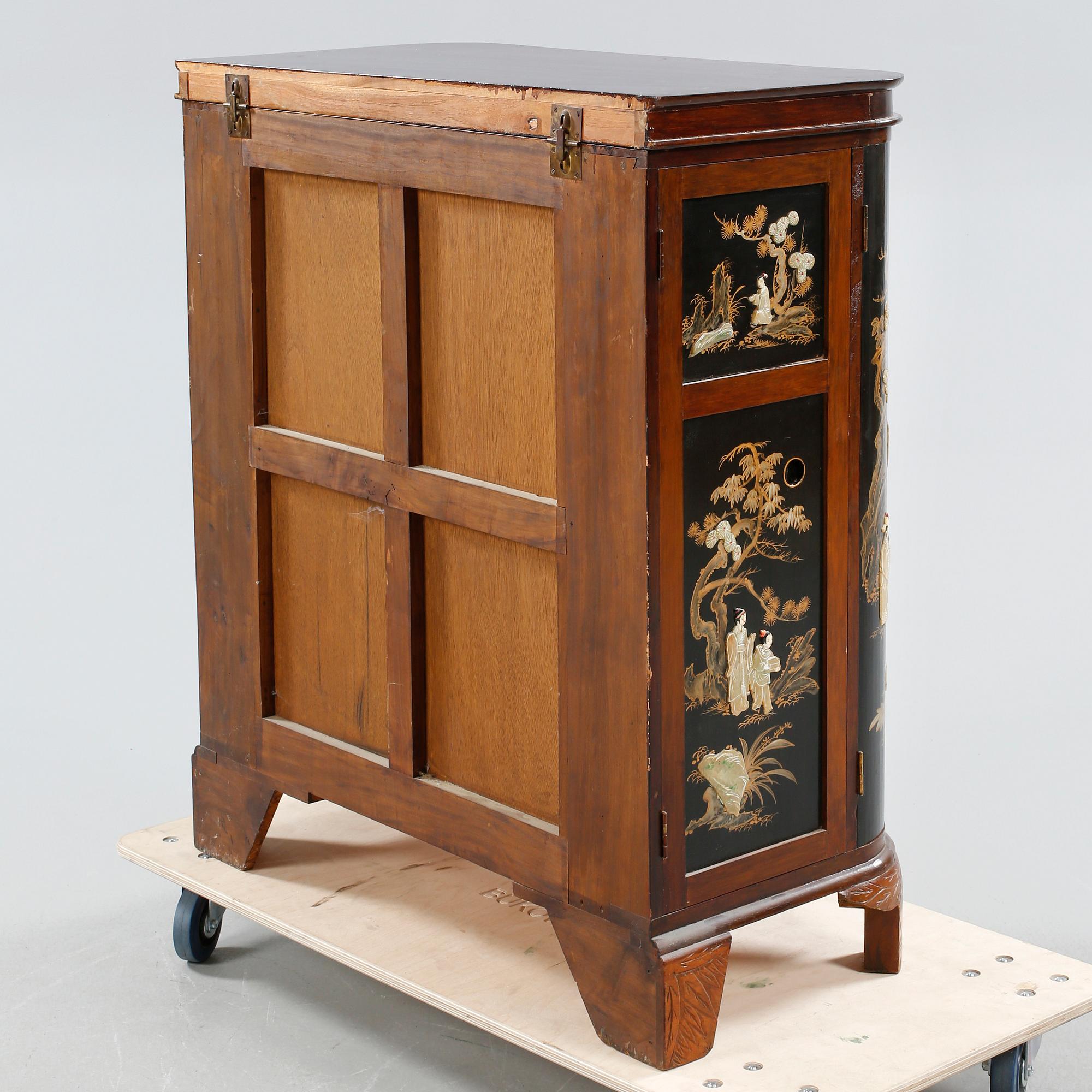A drinks cabinet from China, second half of the 20th century.