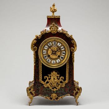 A FRENCH BOULLE MANTEL CLOCK, second half of the 19th century.