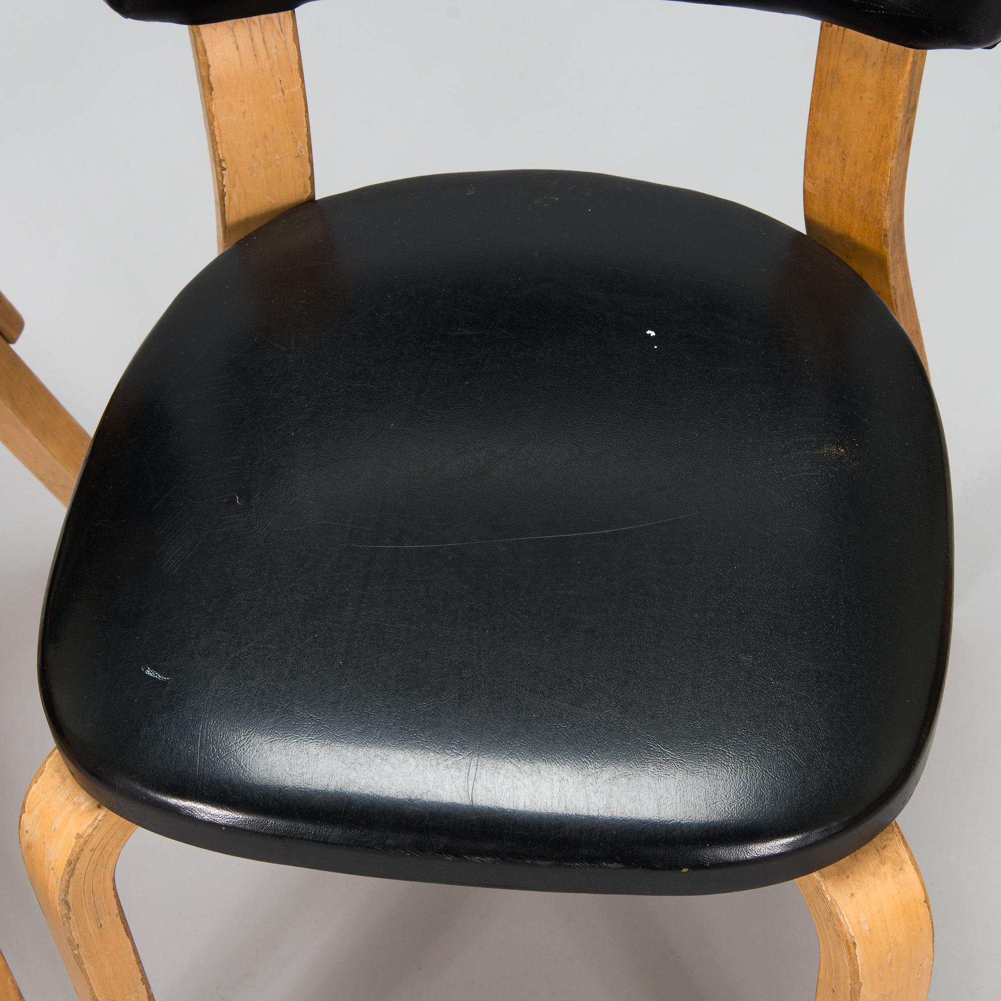 Alvar Aalto, stolar, ett par, modell E 69 för O.Y. Huonekalu- ja Rakennustyötehdas A.B. 1960-tal.