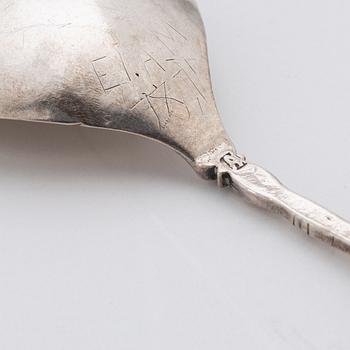 Sked med dubbel kerubknopp, silver, icke identifierad bomärke/mästarstämpel, Skandinavien 1600-tal.