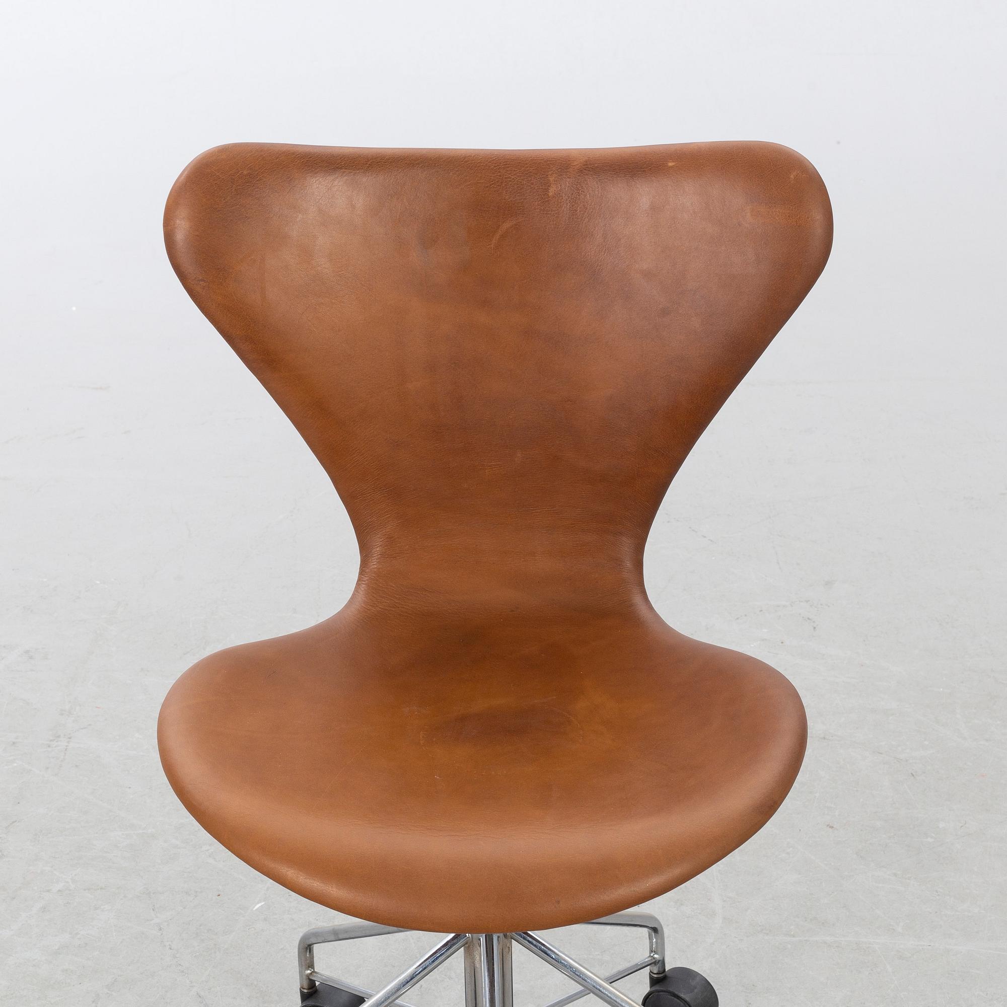 ARNE JACOBSEN, skrivbordsstol, "Sjuan", Fritz Hansen, Danmark.