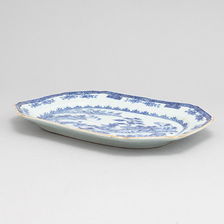 A Chinese blue and white serving dish, Qing dynasty, Qianlong (1736-95).