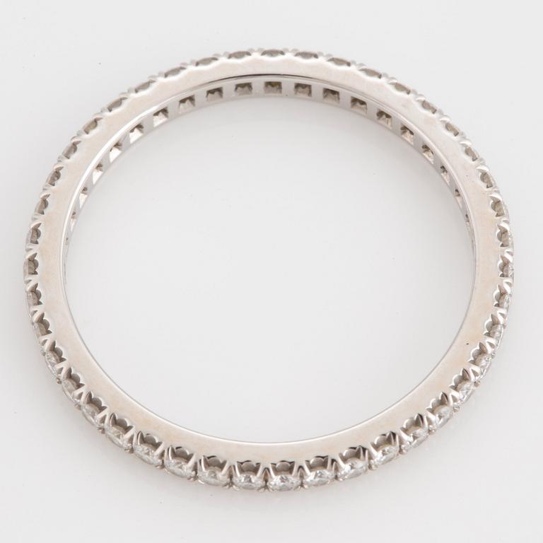 Tiffany helalliansring "Soleste" med runda briljantslipade diamanter total vikt ca 0.35 ct.