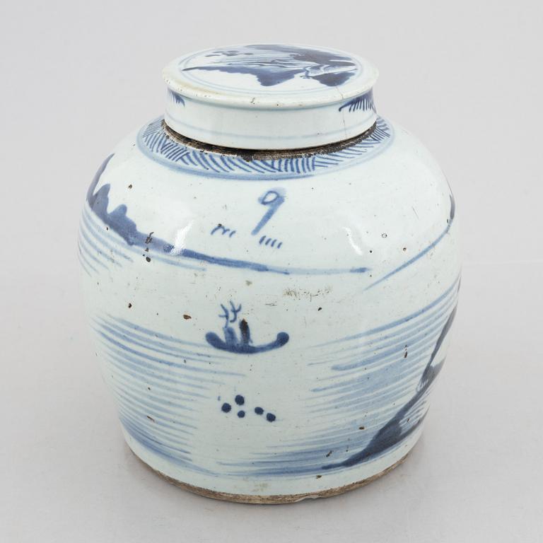 A porcelain ginger jar with cover, China, 19th century.