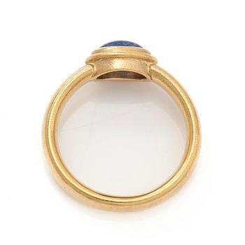 Ring, 18K guld med cabochonslipad safir.