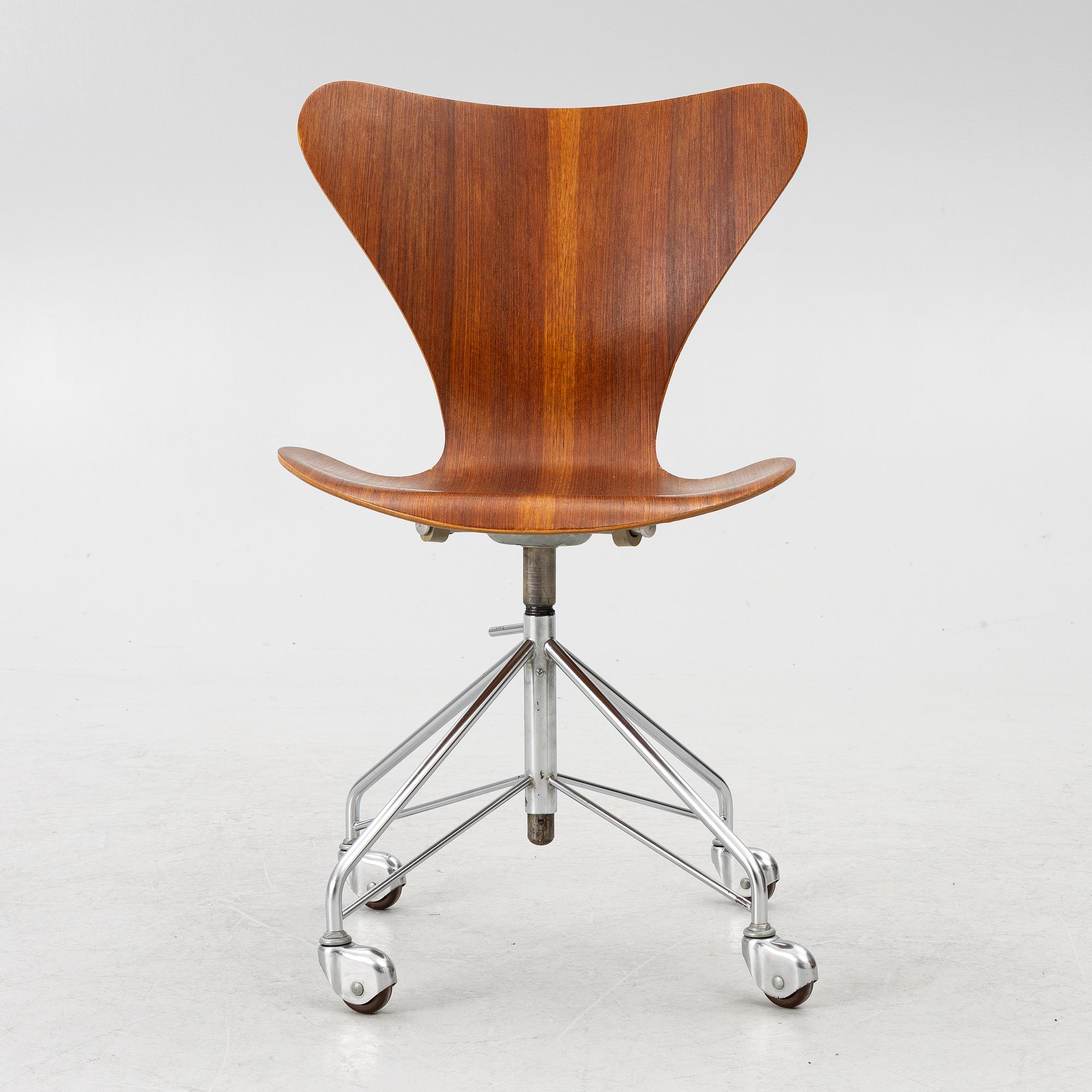 Arne Jacobsen, a 'Seven' swivel chair Fritz Hansen, Denmark, 1964.