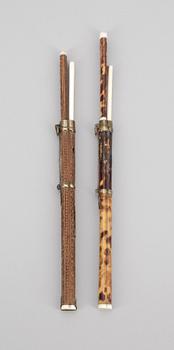 RESEBESTICK, 2 st, trä, ben och mässing, Japan, 1900-talets första hälft.