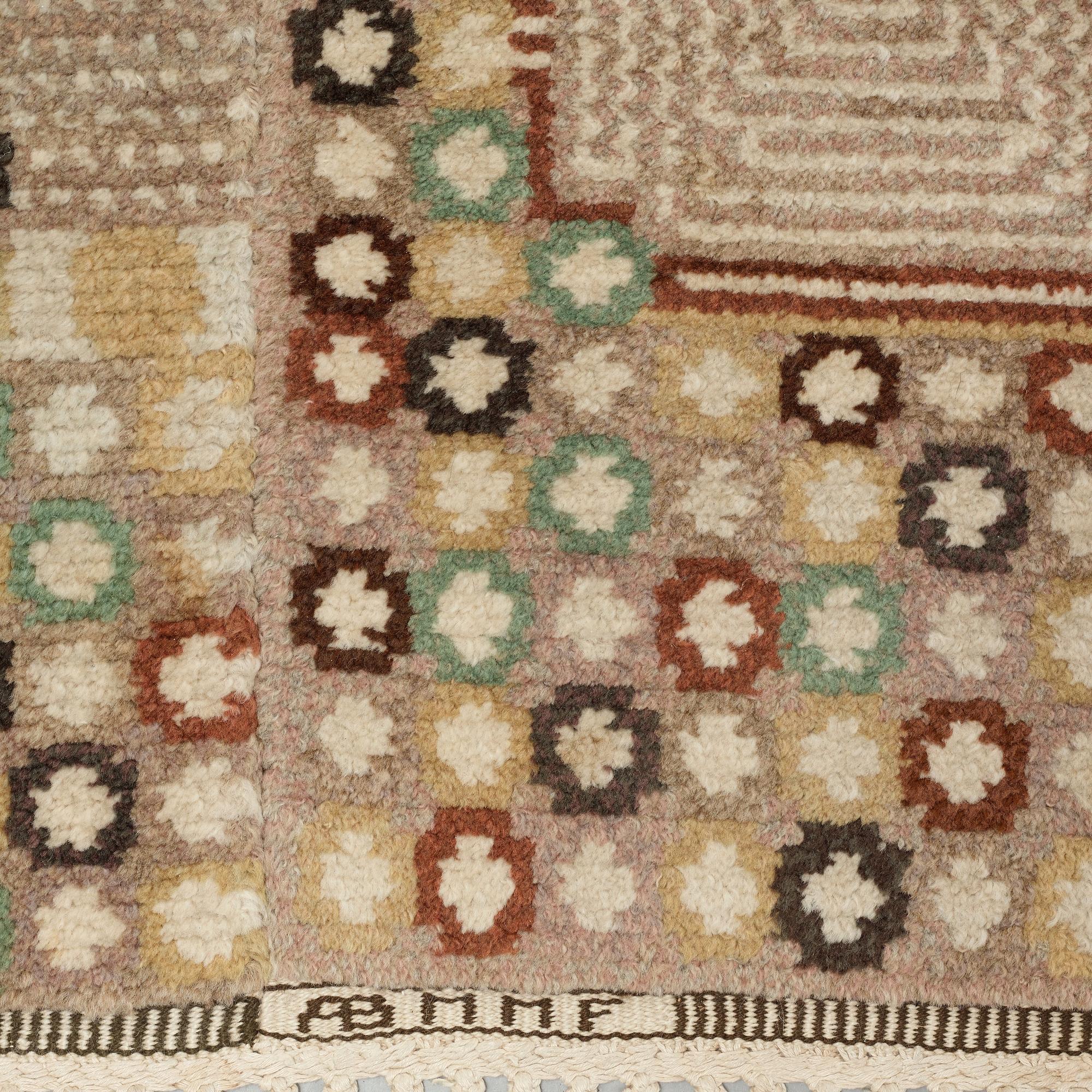 Barbro Nilsson, MATTO, "Krabban, grå", knotted pile, ca 496 x 277,5 cm (of which 45 cm are added on each side), signed AB MMF BN.