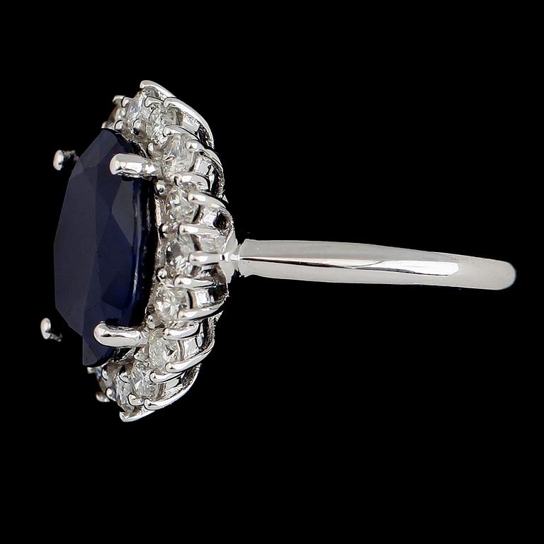 RING, 10K guld, safir ca 6.00 ct, 16 briljantslipade diamanter tot ca 1.07 ct.