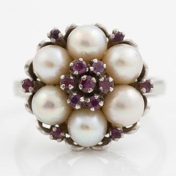 Ring 18K vitguld med pärlor och rubiner.