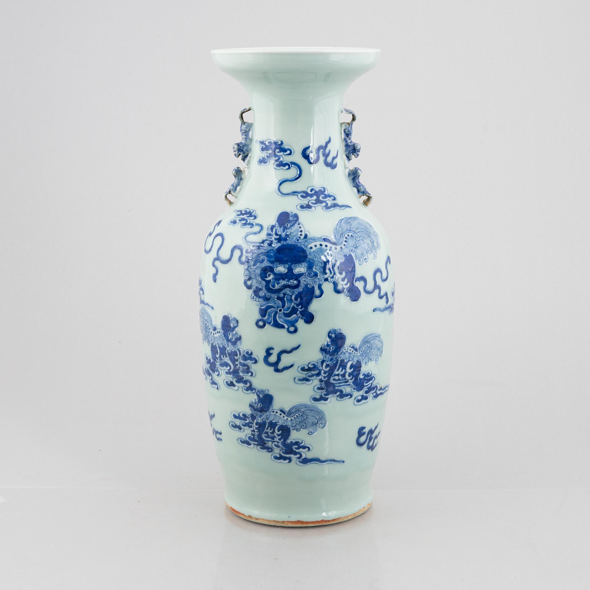 A Chinese porcelain vase, Qing dynasty, 19th Century.