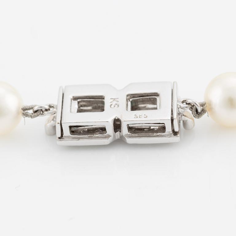 Pearl necklace, longer model, cultured pearls, clasp in 14K white gold with baguette and brilliant-cut diamonds.