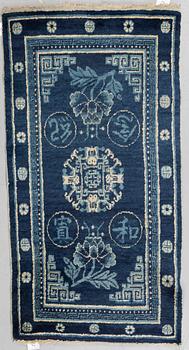 A rug, a semi-antique Xinjiang (Sinkiang), China, ca 133 x 69 cm.