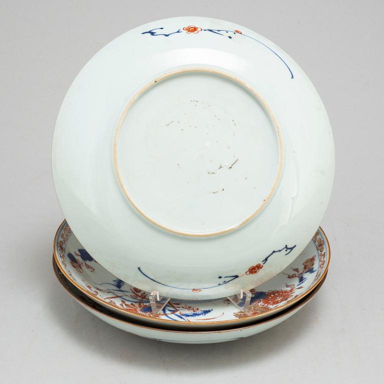 Three imari dishes, Qing dynasty, 18th century.