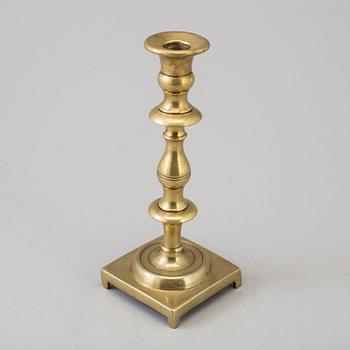 AN 18TH CENTURY BRONZE CANDLESTICK.