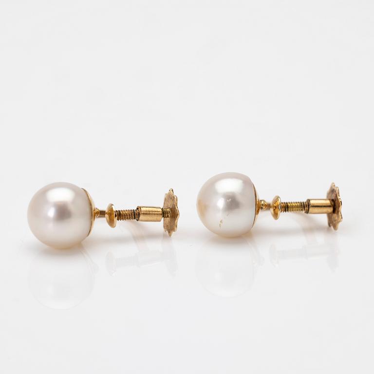 A pair of 18K gold earrings with cultured pearls.