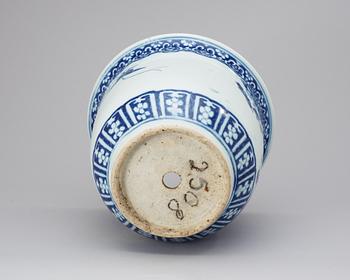 A blue and white urn. Late Qing.