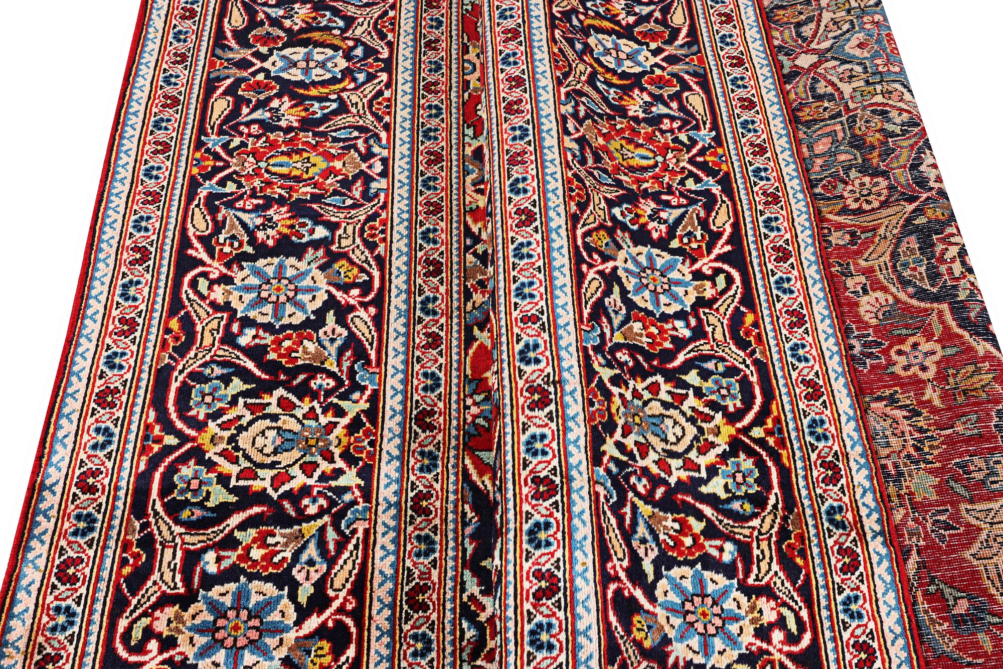 A Kashan carpet, c. 315 x 208 cm.