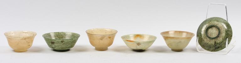 PARTI SKÅLAR SAMT FAT, 6 delar, glas, Kina, 1900-tal.