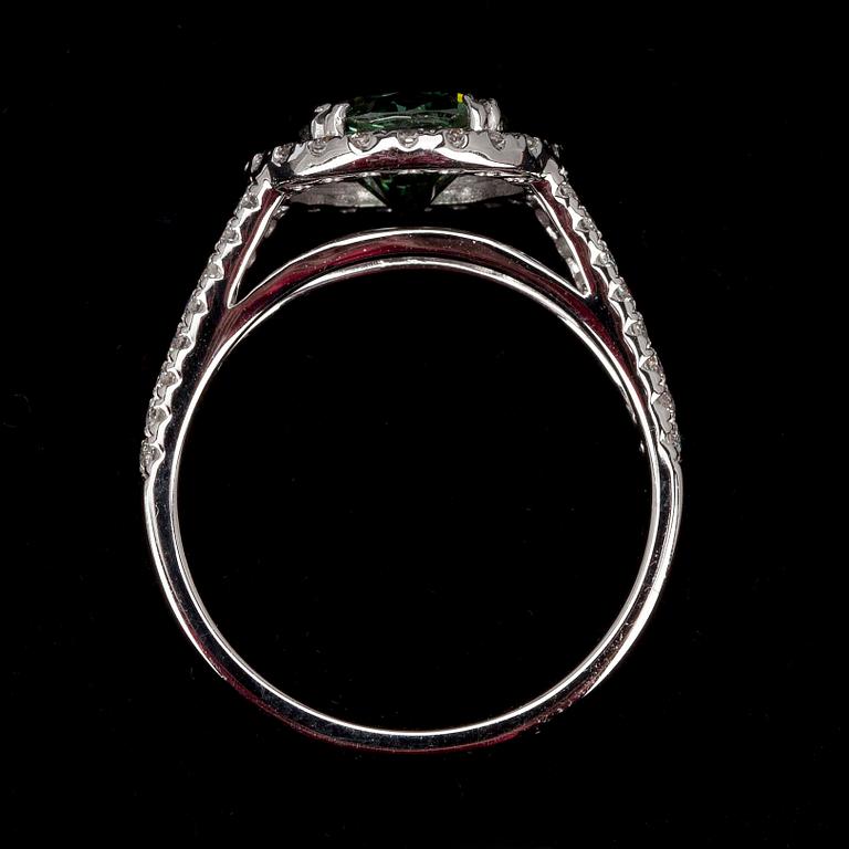 RING, vitguld 18K, briljantslipade små diamanter, tot. 0,53 ct, mittsten grön diamant 1,66 ct. Vikt 3,8 g.