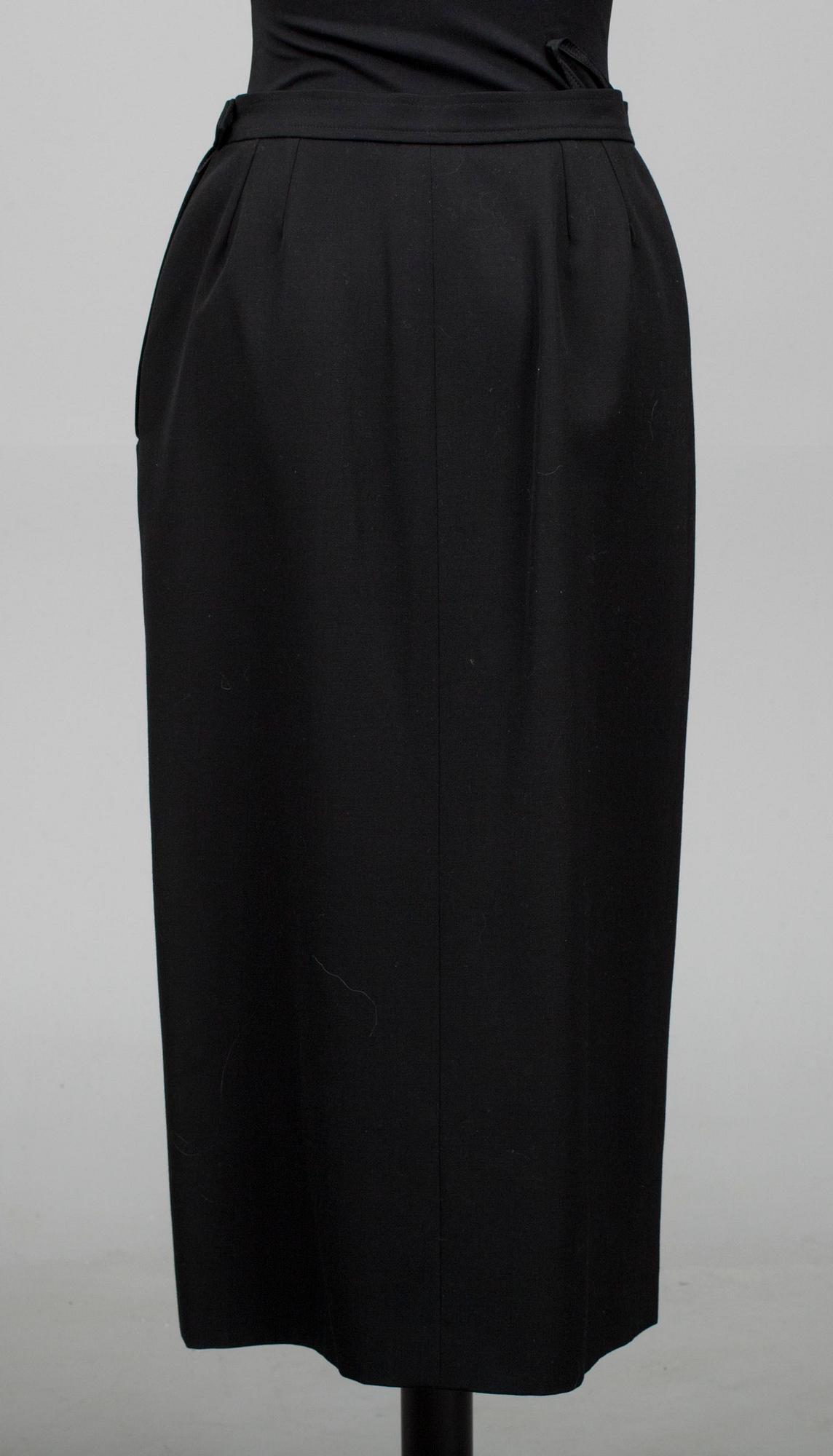 YVES SAINT LAURENT, kavaj och kjol.