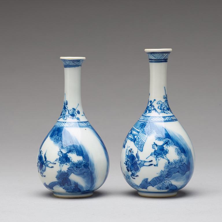 A pair of blue and white pear shaped vases, Qing dynasty, Kangxi (1662-1722).