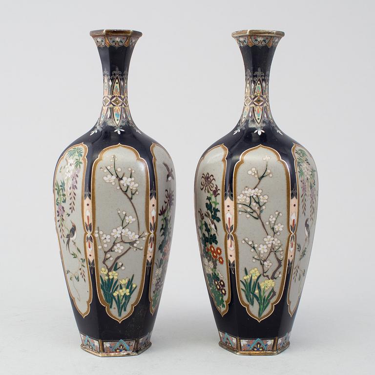 A pair of Japanese cloisonne vases, Meiji period (1868-1912).