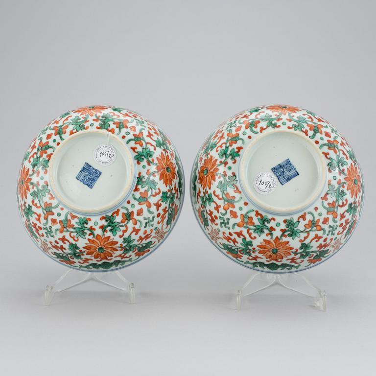 SKÅLAR, ett par, porslin. Qingdynastin, 1800-tal med Jiaqings sigillmärke.