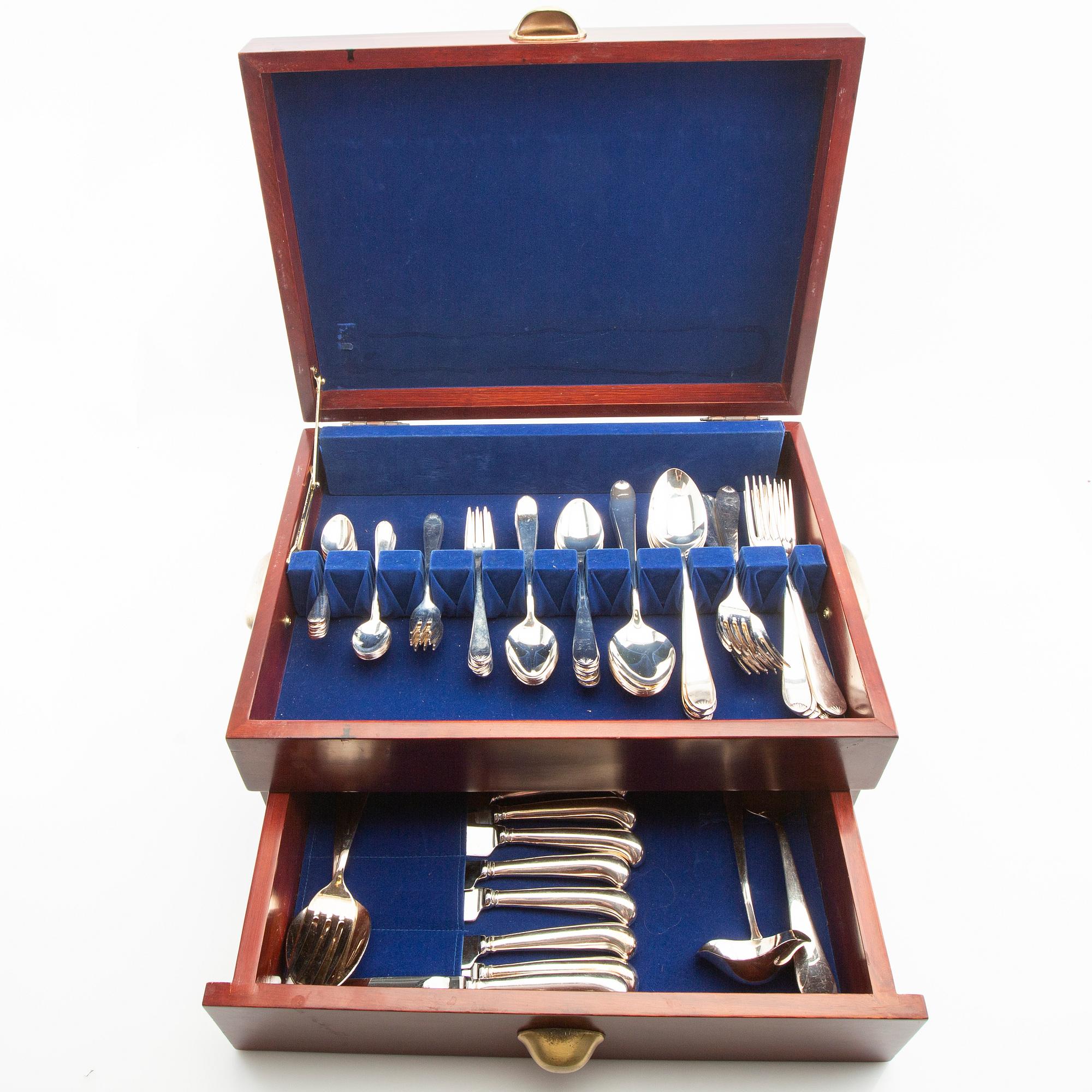 Bestick ca 77 dlr ur IKEA:s 1700-talets-serie nysilver  sent 1900-tal.