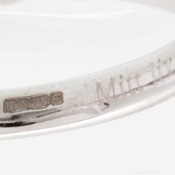 Ring in 18K white gold set with a pear-shaped diamond and round brilliant-cut diamonds, Van Bruun.