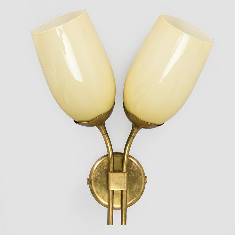 Paavo Tynell, a mid-20th century '9452' wall light for Idman.