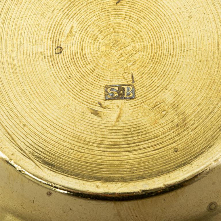 A pair of brass candelabra for two candles "Blekingestakar and a pair of brass cups, 1800/1900.