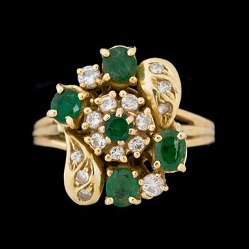 RING, 18k guld med smaragder och diamanter. Vikt ca 6g.