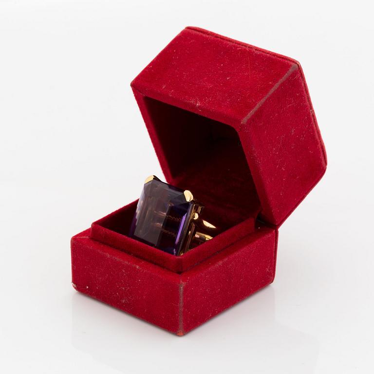 A Tina Karlsson ring in 18K gold set with a faceted amethyst.