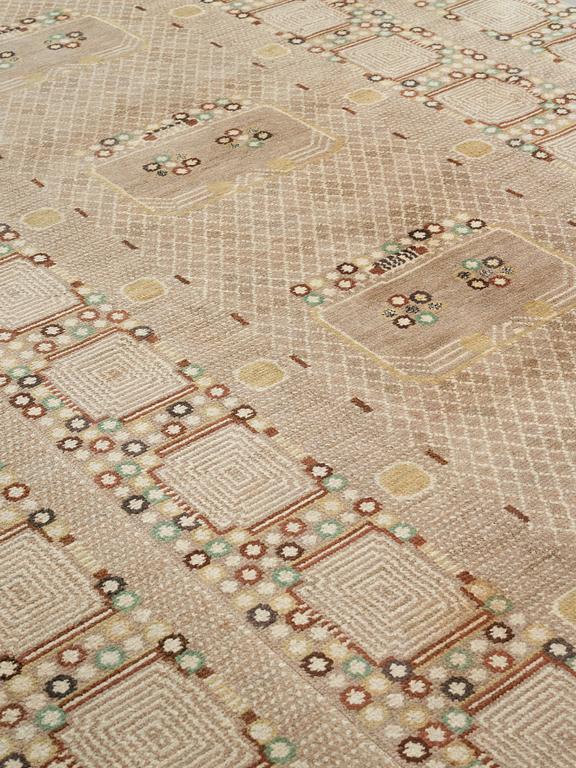 Barbro Nilsson, MATTO, "Krabban, grå", knotted pile, ca 496 x 277,5 cm (of which 45 cm are added on each side), signed AB MMF BN.